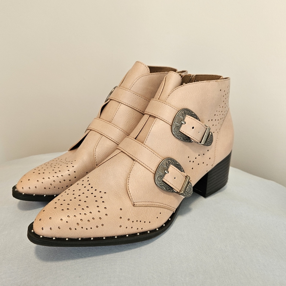 Qupid SPRING Nude Studded Western Shoes Women's Size 10